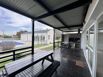 Casa en Altos del Casco, Zárate. Terreno de 620 m2. Parque, pileta, galería y parrilla.
