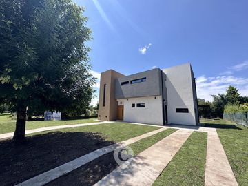 Casa en Altos del Casco, Zárate. Terreno de 620 m2. Parque, pileta, galería y parrilla.