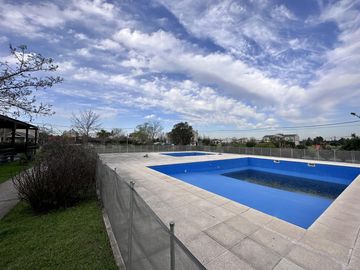 Casa en Altos del Casco, Zárate. Terreno de 620 m2. Parque, pileta, galería y parrilla.