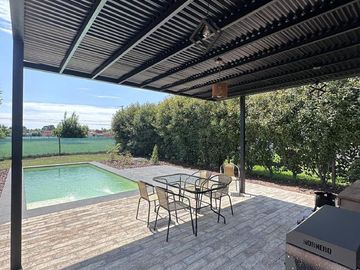 Casa en Altos del Casco, Zárate. Terreno de 620 m2. Parque, pileta, galería y parrilla.