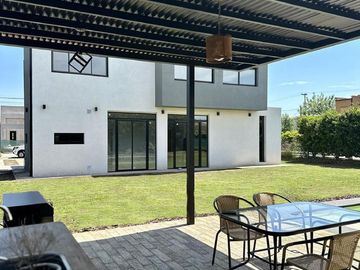 Casa en Altos del Casco, Zárate. Terreno de 620 m2. Parque, pileta, galería y parrilla.