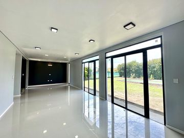 Casa en Altos del Casco, Zárate. Terreno de 620 m2. Parque, pileta, galería y parrilla.