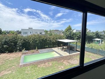 Casa en Altos del Casco, Zárate. Terreno de 620 m2. Parque, pileta, galería y parrilla.