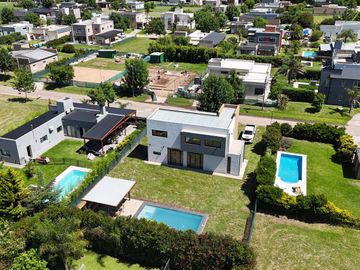 Casa en Altos del Casco, Zárate. Terreno de 620 m2. Parque, pileta, galería y parrilla.