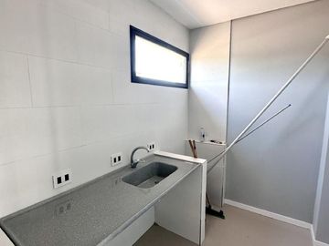 Casa en Altos del Casco, Zárate. Terreno de 620 m2. Parque, pileta, galería y parrilla.