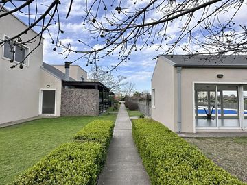 Casa en Altos del Casco, Zárate. Terreno de 620 m2. Parque, pileta, galería y parrilla.
