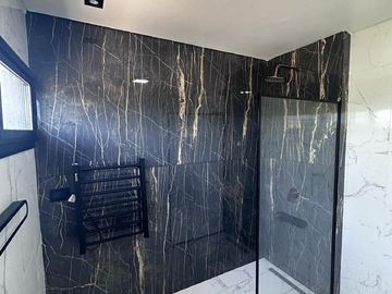 Casa en Altos del Casco, Zárate. Terreno de 620 m2. Parque, pileta, galería y parrilla.