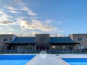 Casa en Altos del Casco, Zárate. Terreno de 620 m2. Parque, pileta, galería y parrilla.