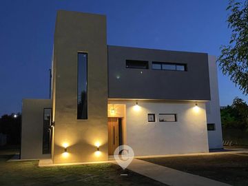 Casa en Altos del Casco, Zárate. Terreno de 620 m2. Parque, pileta, galería y parrilla.