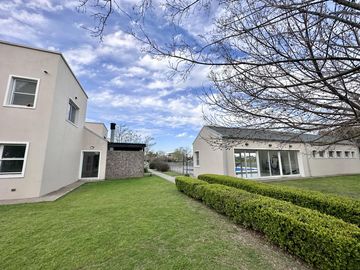 Casa en Altos del Casco, Zárate. Terreno de 620 m2. Parque, pileta, galería y parrilla.