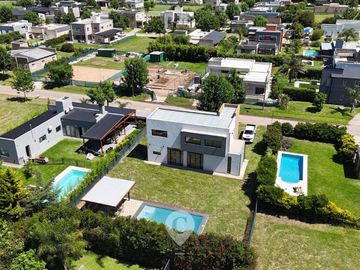 Casa en Altos del Casco, Zárate. Terreno de 620 m2. Parque, pileta, galería y parrilla.