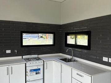 Casa en Altos del Casco, Zárate. Terreno de 620 m2. Parque, pileta, galería y parrilla.
