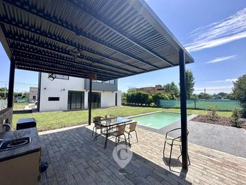 Casa en Altos del Casco, Zárate. Terreno de 620 m2. Parque, pileta, galería y parrilla.