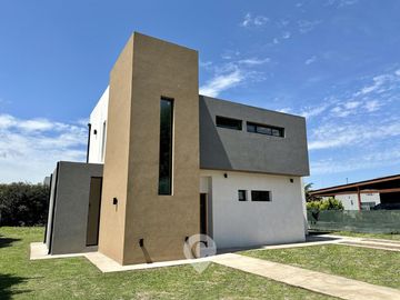 Casa en Altos del Casco, Zárate. Terreno de 620 m2. Parque, pileta, galería y parrilla.