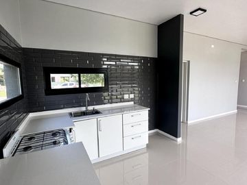 Casa en Altos del Casco, Zárate. Terreno de 620 m2. Parque, pileta, galería y parrilla.