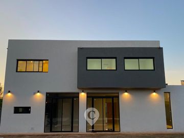 Casa en Altos del Casco, Zárate. Terreno de 620 m2. Parque, pileta, galería y parrilla.