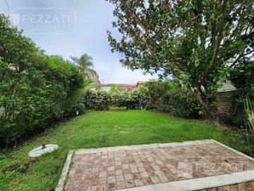 Casa en  alquiler por 24 meses. Z/ Stella Maris. 3 dormitorios. Escritorio . Parque. Garage doble. Playroom