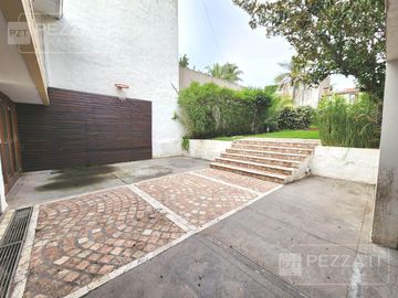 Casa en  alquiler por 24 meses. Z/ Stella Maris. 3 dormitorios. Escritorio . Parque. Garage doble. Playroom