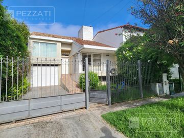 Casa en  alquiler por 24 meses. Z/ Stella Maris. 3 dormitorios. Escritorio . Parque. Garage doble. Playroom