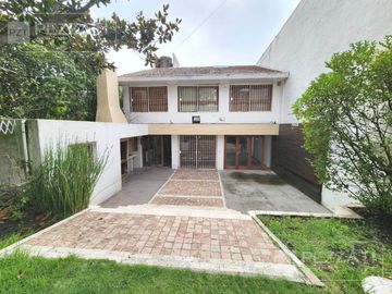 Casa en  alquiler por 24 meses. Z/ Stella Maris. 3 dormitorios. Escritorio . Parque. Garage doble. Playroom