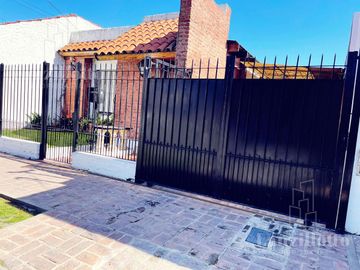 CASA DE 4 AMB  SOBRE LOTE DE 8,66X35