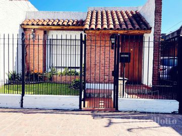 CASA DE 4 AMB  SOBRE LOTE DE 8,66X35