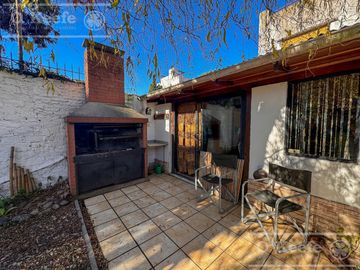 Triplex en venta de 4 ambientes en Bernal Centro
