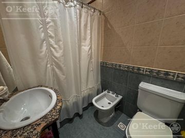 Triplex en venta de 4 ambientes en Bernal Centro