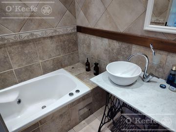 Triplex en venta de 4 ambientes en Bernal Centro