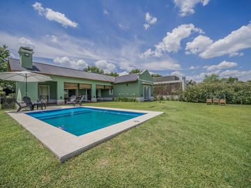 Casa 4 ambientes en Venta. Club de campo La Concepción Lujan