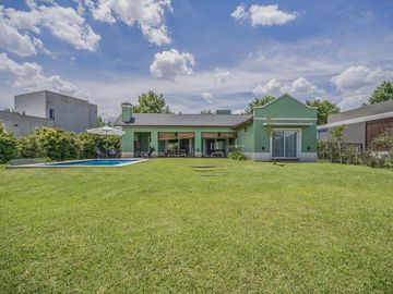 Casa 4 ambientes en Venta. Club de campo La Concepción Lujan