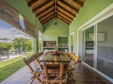 Casa 4 ambientes en Venta. Club de campo La Concepción Lujan