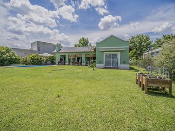Casa 4 ambientes en Venta. Club de campo La Concepción Lujan