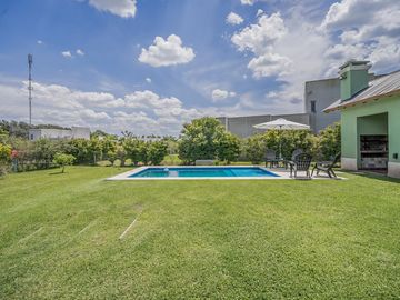 Casa 4 ambientes en Venta. Club de campo La Concepción Lujan