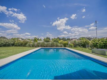 Casa 4 ambientes en Venta. Club de campo La Concepción Lujan