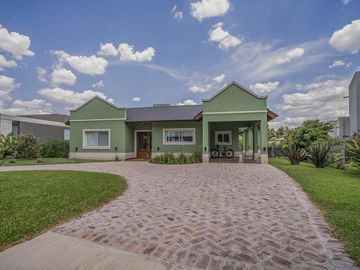 Casa 4 ambientes en Venta. Club de campo La Concepción Lujan