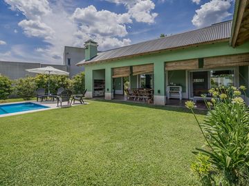 Casa 4 ambientes en Venta. Club de campo La Concepción Lujan