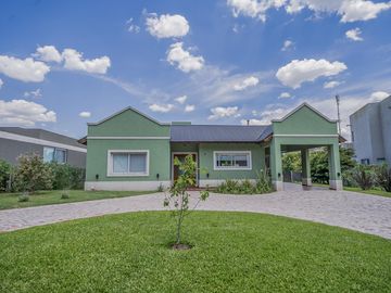 Casa 4 ambientes en Venta. Club de campo La Concepción Lujan