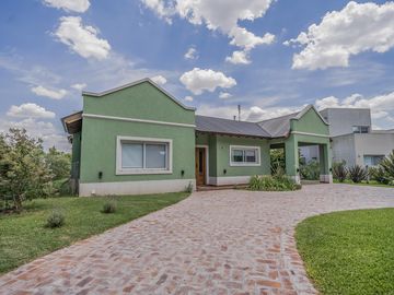 Casa 4 ambientes en Venta. Club de campo La Concepción Lujan