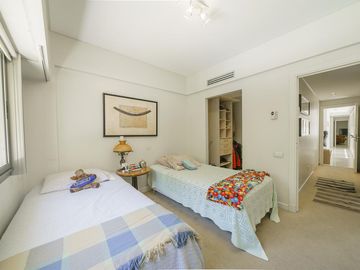 alq. con muebles - 2 DORMITORIOS EN SUITE - valor del alquiler    expensas