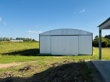 Galpón con casa y 1 Hectárea