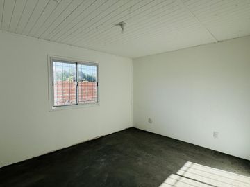 Galpón con casa y 1 Hectárea
