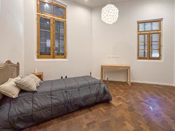 Casa reciclada de 3 dormitorios con patio de oportunidad