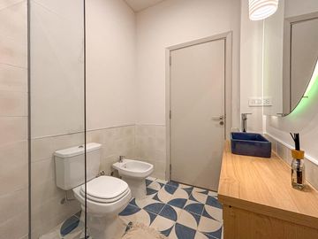 Casa reciclada de 3 dormitorios con patio de oportunidad