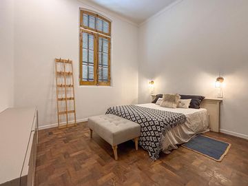 Casa reciclada de 3 dormitorios con patio de oportunidad