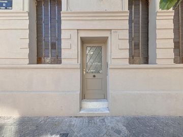 Casa reciclada de 3 dormitorios con patio de oportunidad