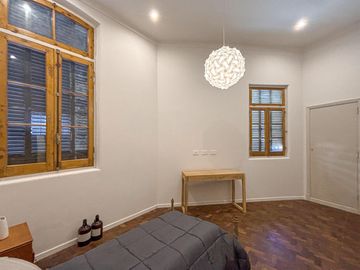 Casa reciclada de 3 dormitorios con patio de oportunidad