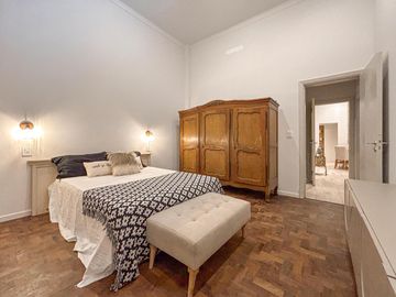 Casa reciclada de 3 dormitorios con patio de oportunidad