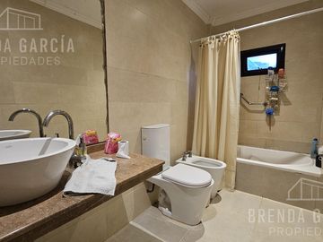 Casa en Dos Plantas En Venta En Colon Entre Ríos.