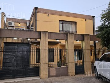 Casa en Dos Plantas En Venta En Colon Entre Ríos.